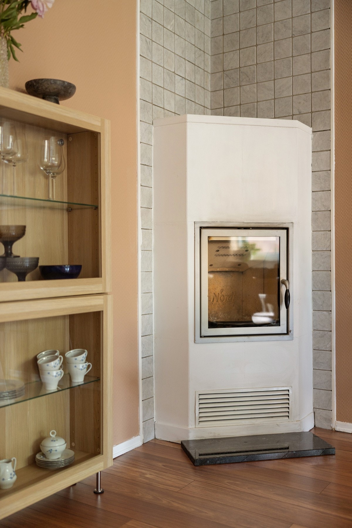 I stuen er det en lun og deilig peisovn som skaper en god atmosfære. Galleribilde