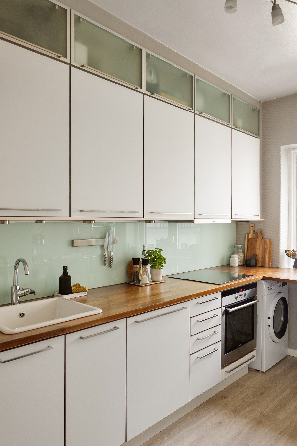 Godt med skap- og benkeplass. Alle hvitevarer medfølger, også frittstående vaskemaskin og kjøleskap. Galleribilde