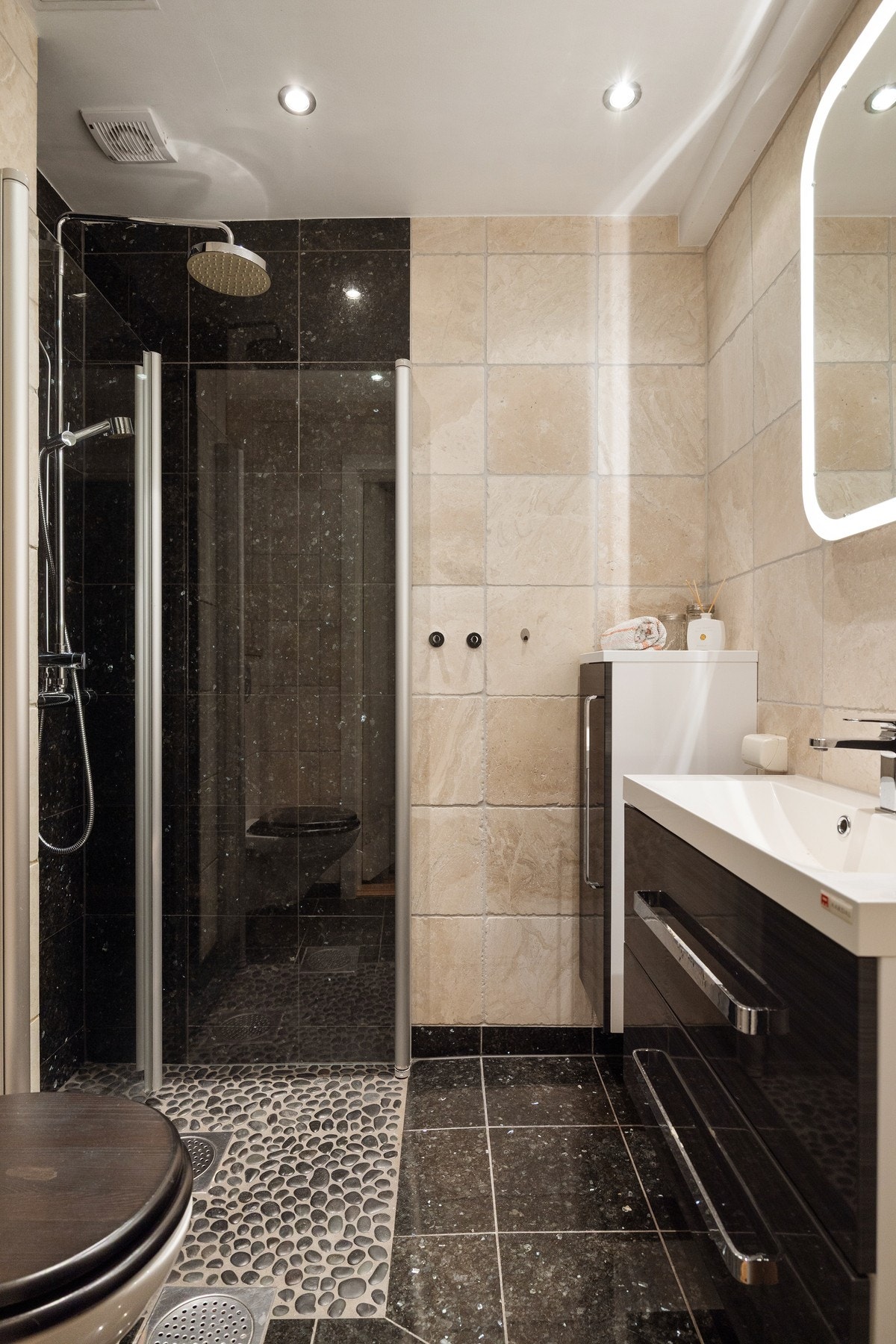 Pent, flislagt bad med gulvvarme. Badet ble pusset opp i 2008. Galleribilde