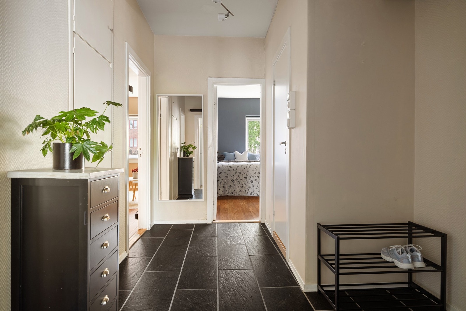 Flislagt gulv i entréen. Galleribilde