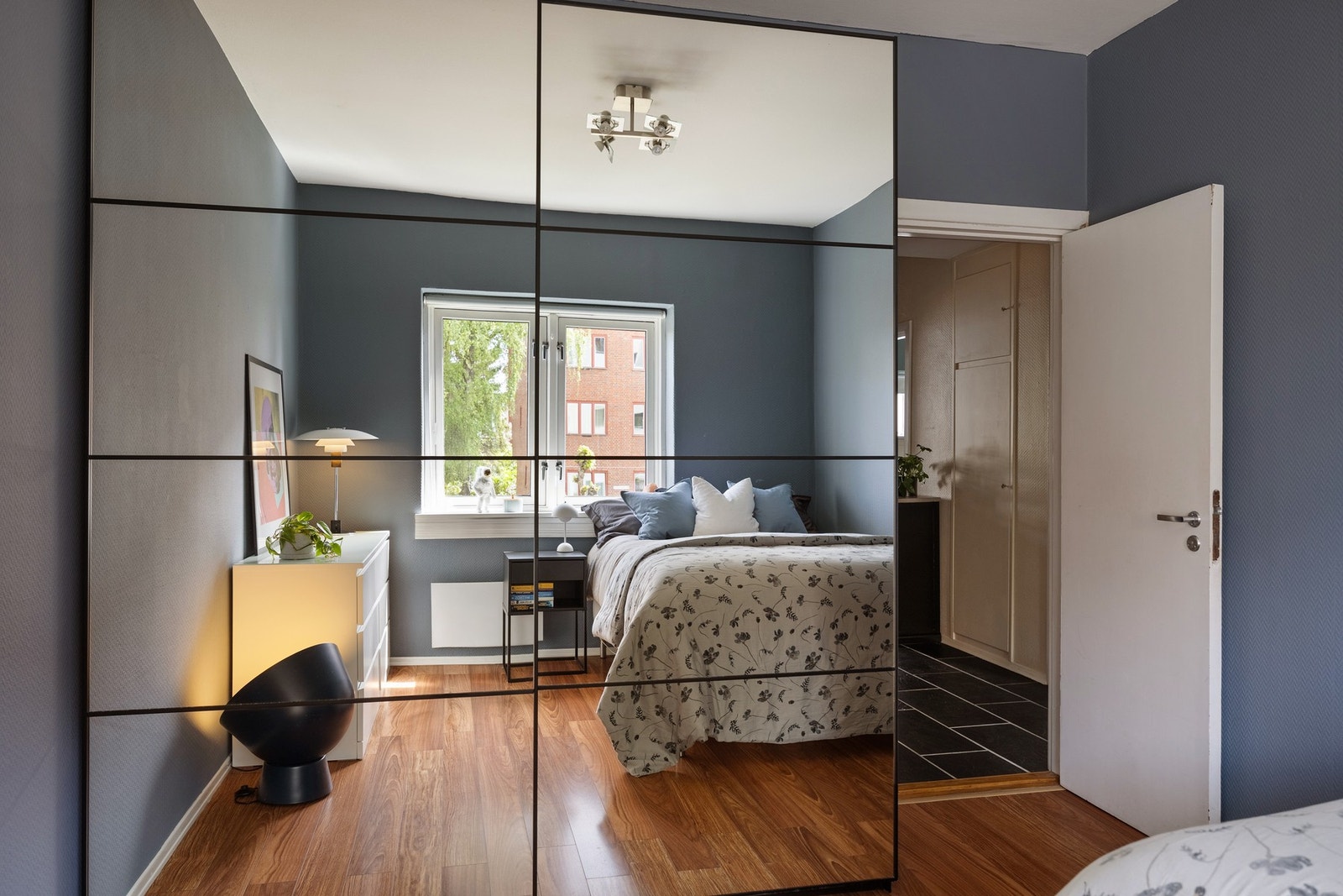 Godt med oppbevaringsplass i form av romslig garderobeskap med speilfronter. Galleribilde