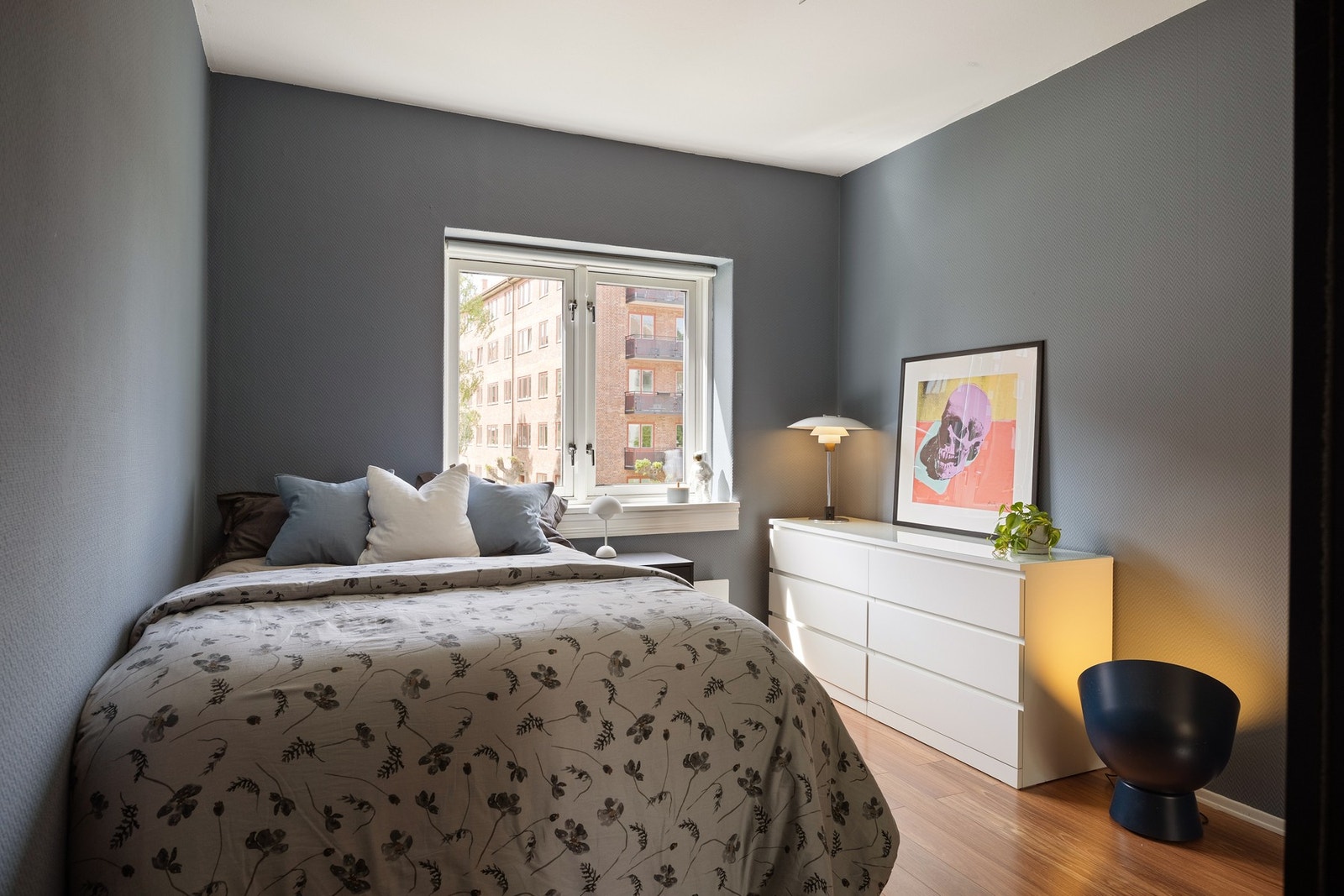 Soverom 2 er også av god størrelse med plass til dobbeltseng og nattbord. Galleribilde