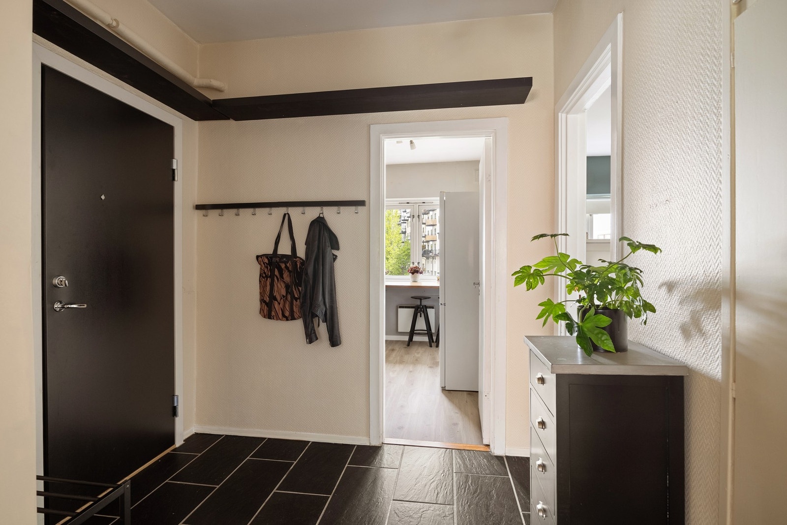Lys og innbydende entré med plass til å henge fra seg yttertøy. Galleribilde