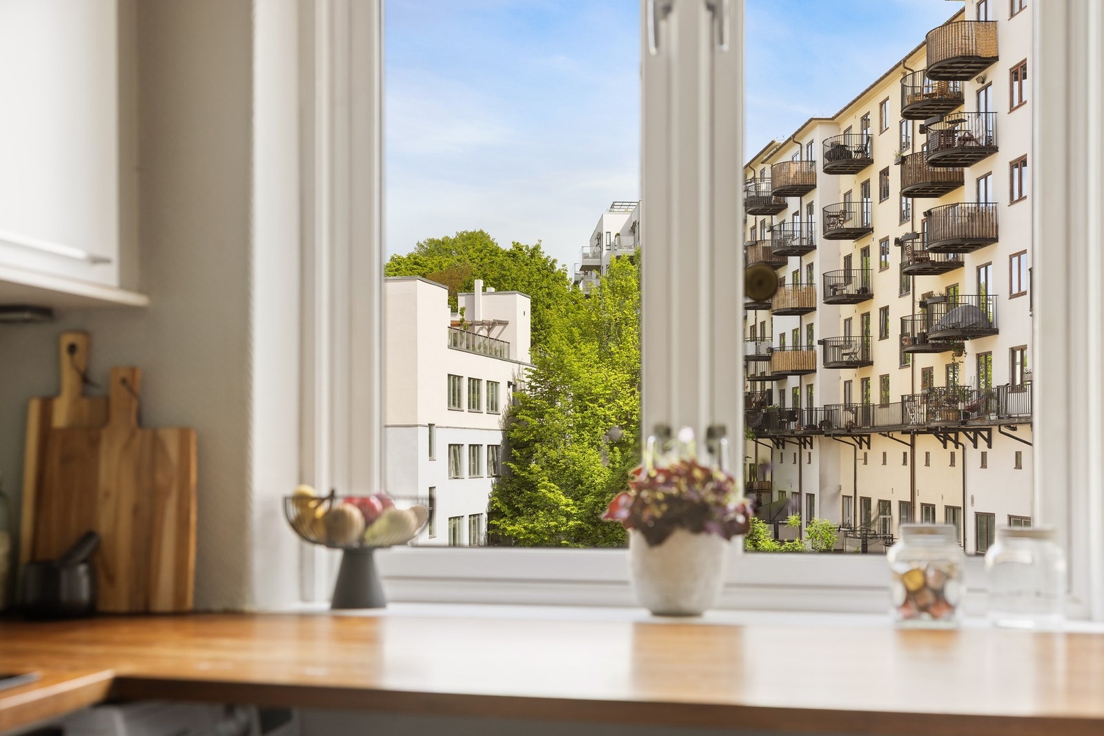 Koselig utsyn fra kjøkkenvinduet. Galleribilde