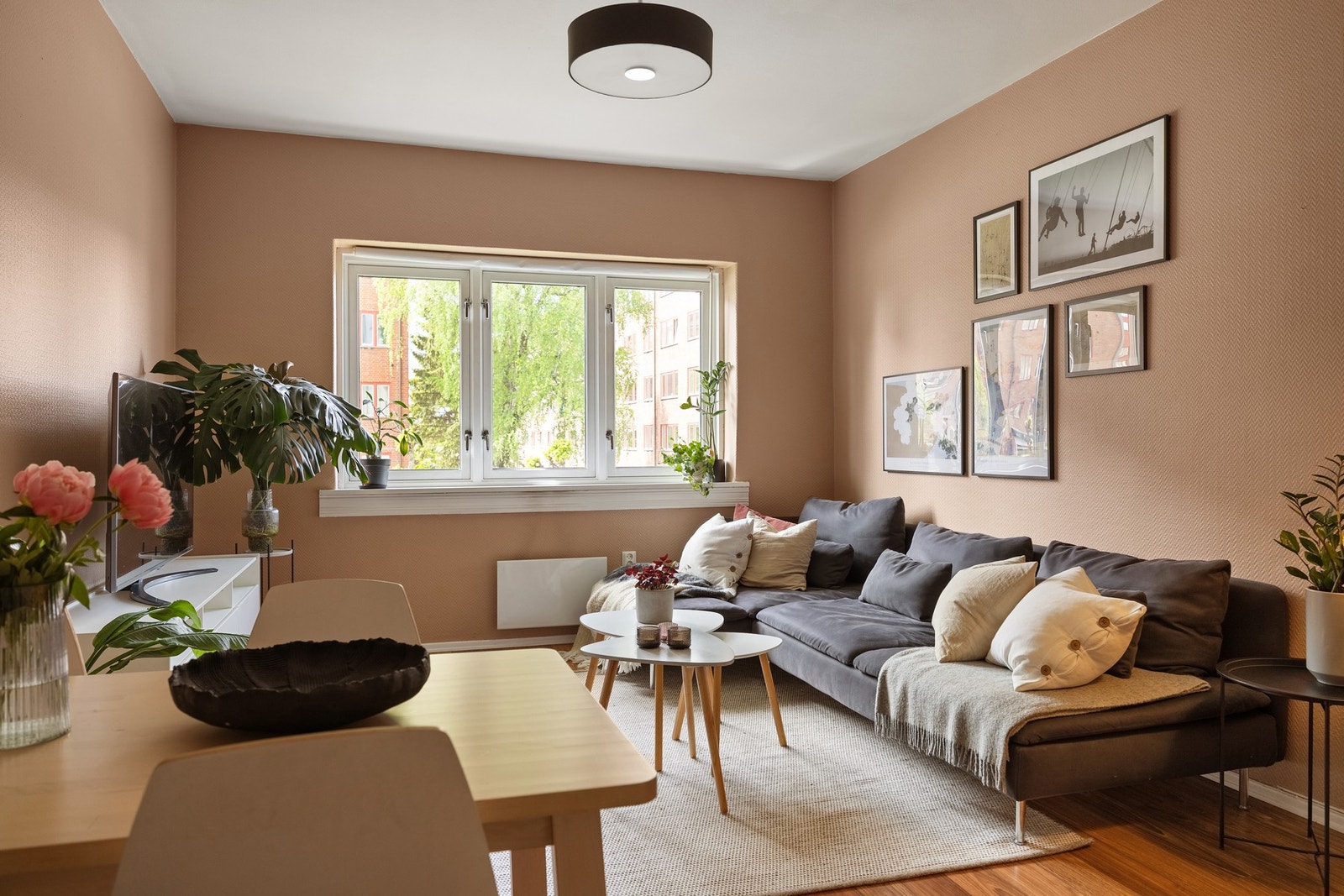 Leiligheten har en arealeffektiv stue med plass til sofagruppe og tilhørende møblement. Galleribilde