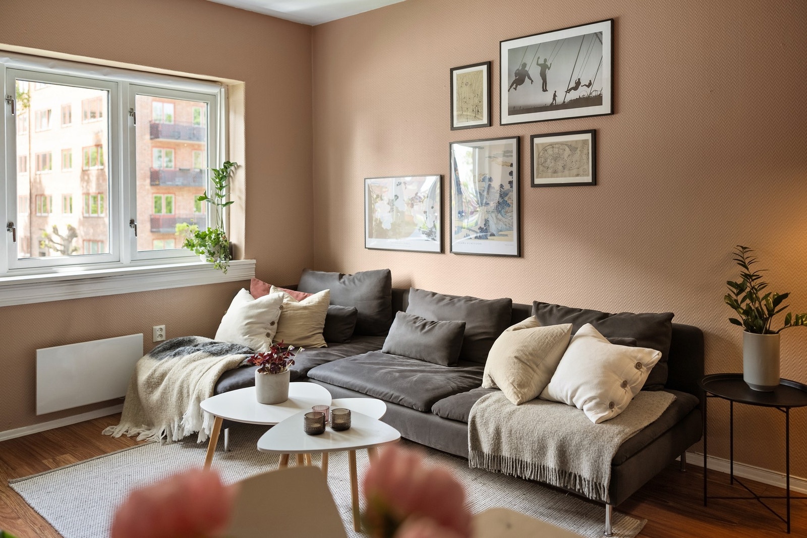 God lysinngang fra store vindusflater. Galleribilde