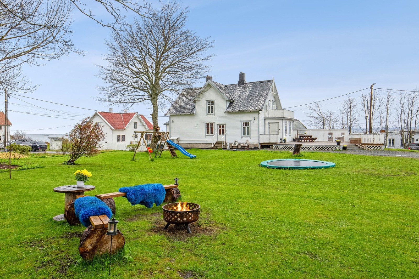 Opparbeidet, fin og skjermet hage med prydbusker og trær Galleribilde