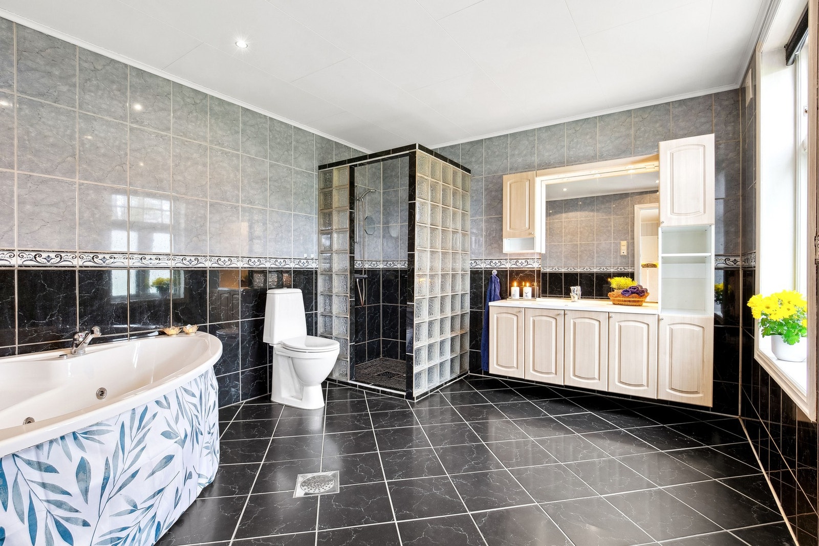 Bad 1. etasje Galleribilde