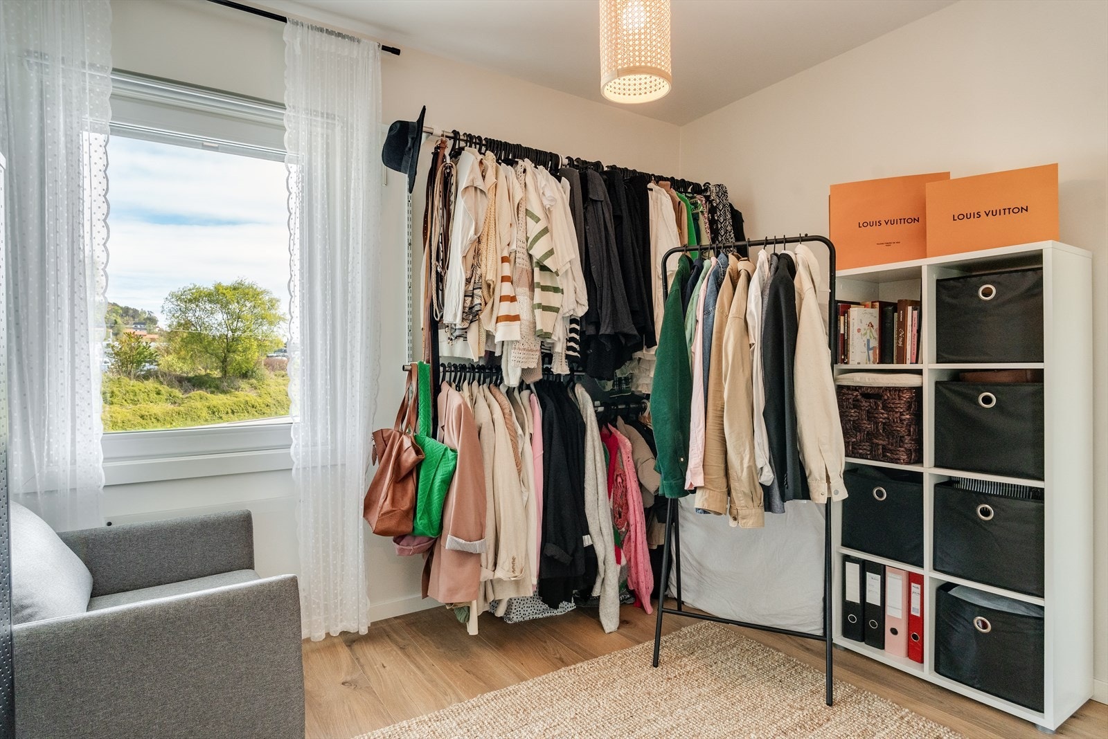 Soverom 2 også av god størrelse og innredet i lyse farger. Galleribilde