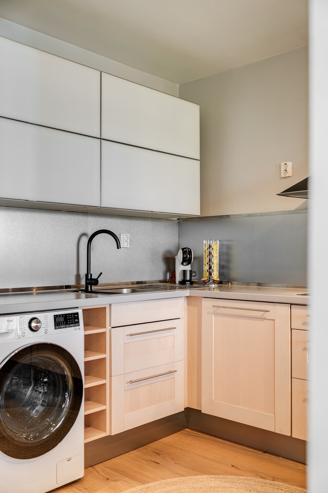 Godt utnyttet kjøkken med god skap- og benkeplass. Galleribilde