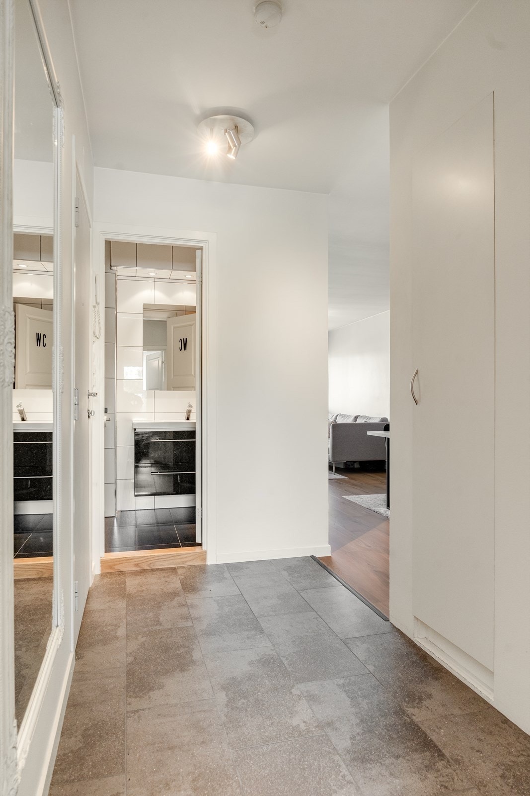 Romslig gang/entrè med skap for oppbevaring. Galleribilde