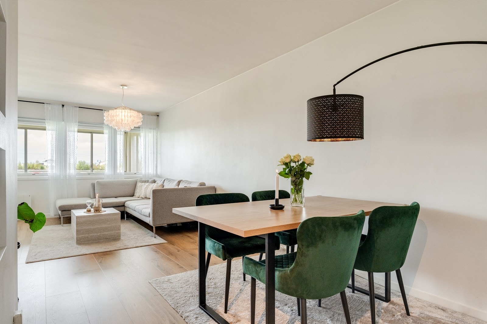 Stuen har gode innredningsmuligheter og er i dag innredet med sofahjørne og egen krok til spisestue. Galleribilde