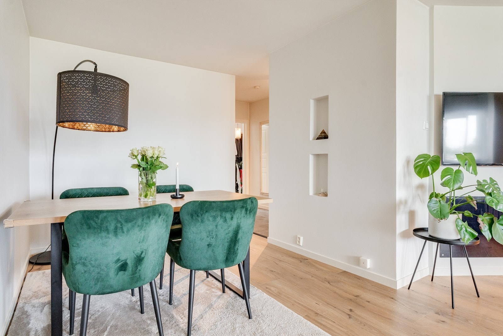 Elegante nisjèr i vegg som gir et moderne og dekorativt preg. Galleribilde