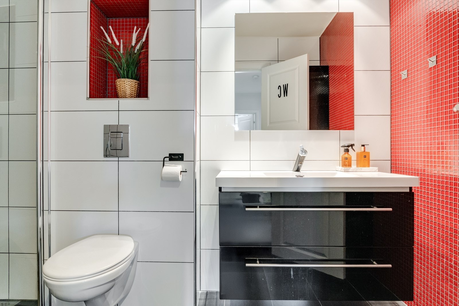 Modernisert, flislagt bad med seksjon med servant og høyskap for oppbevaring. Galleribilde