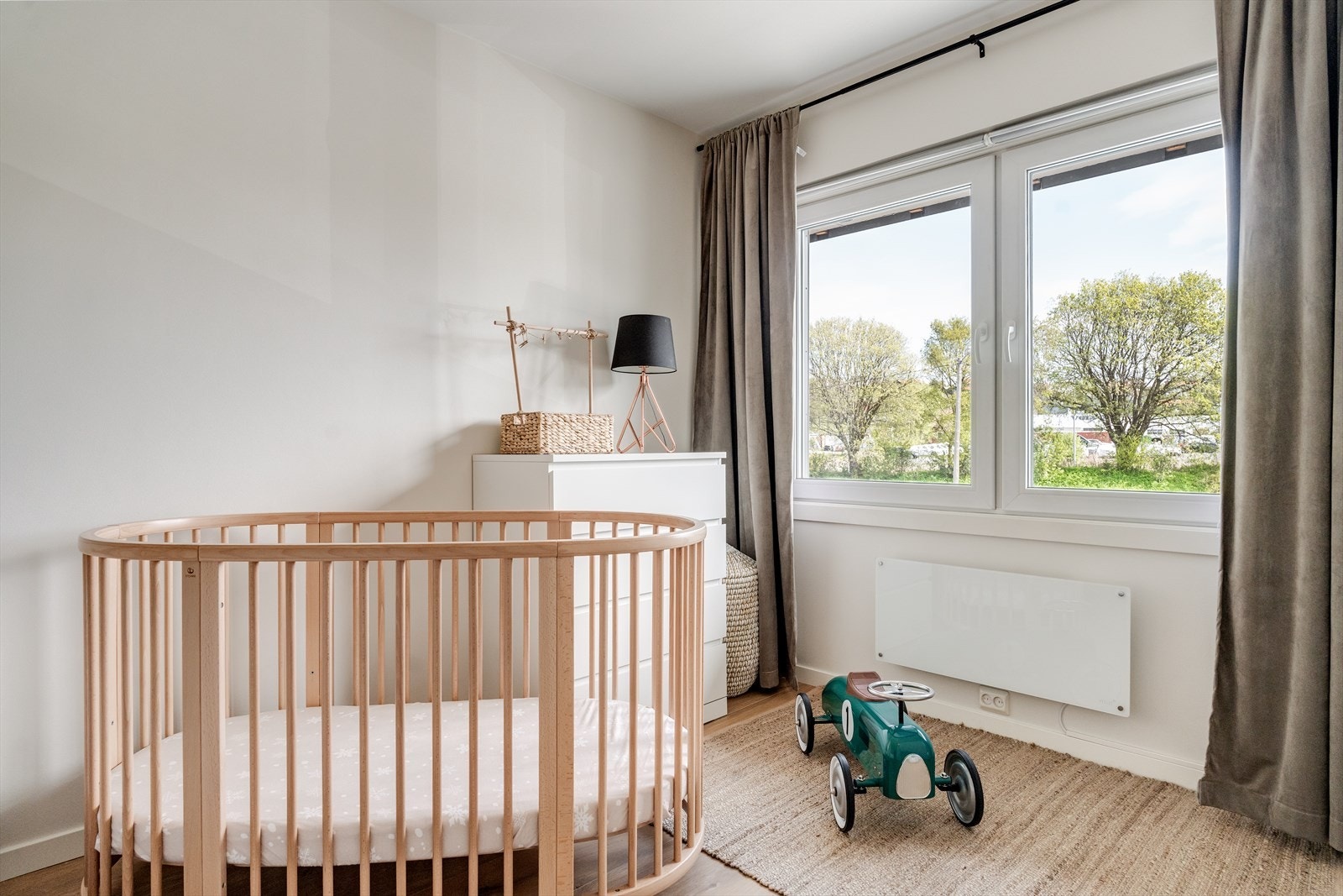 Soverommet har god plass til både dobbeltseng og barneseng. Galleribilde