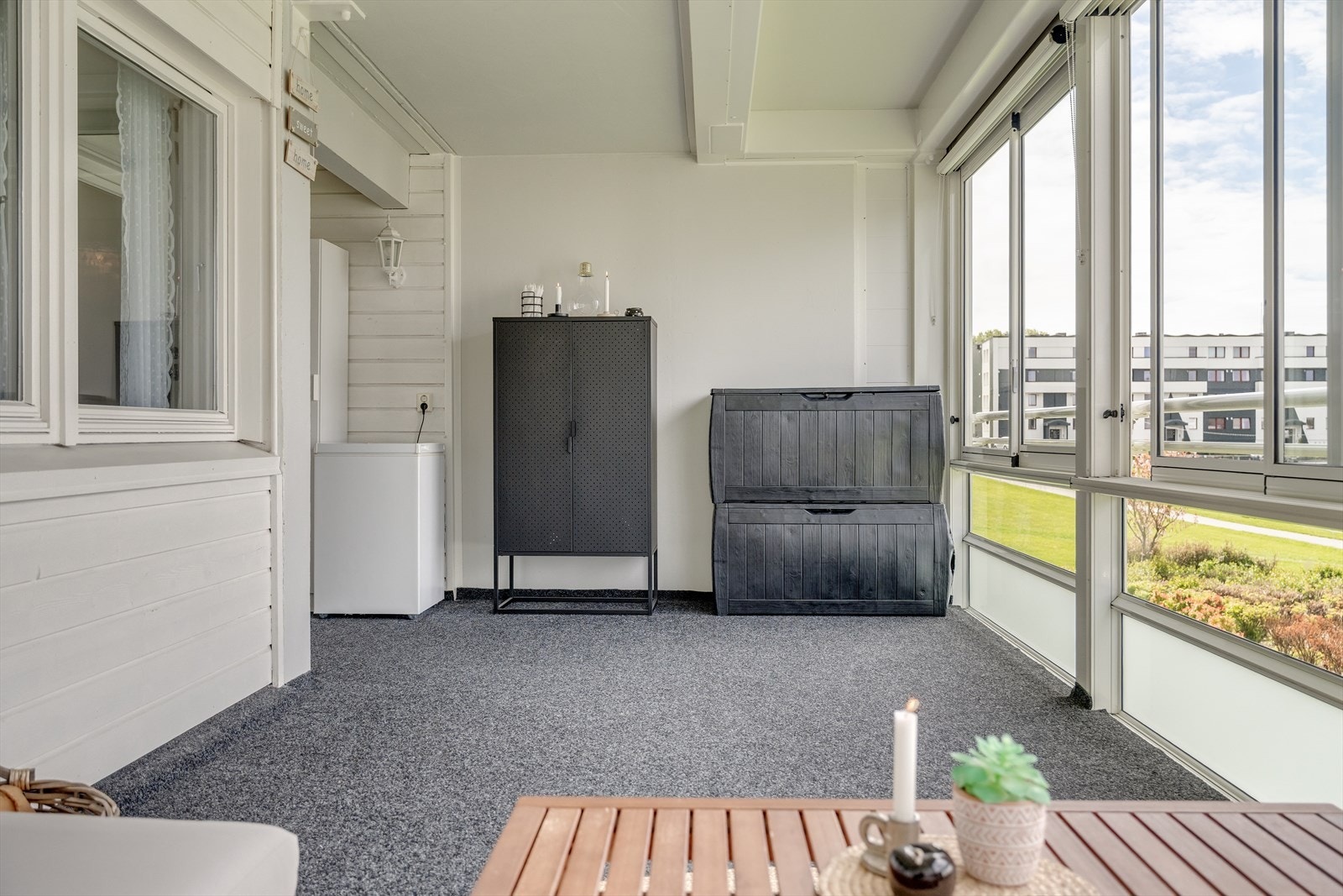 Balkongen er av god størrelse med plass til sittegrupper og oppbevaring. Galleribilde