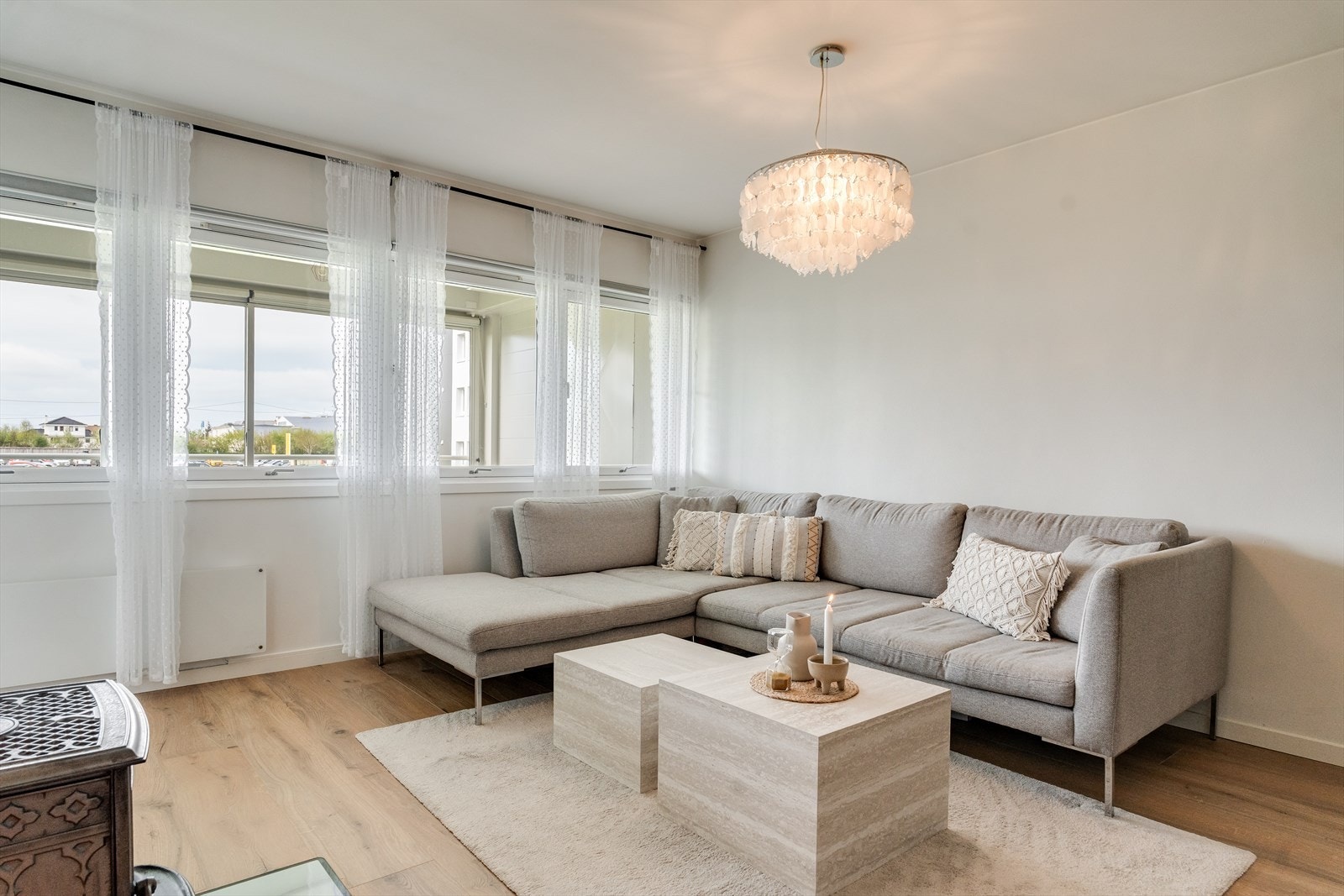 Lys, romslig stue i delikate farger. Galleribilde