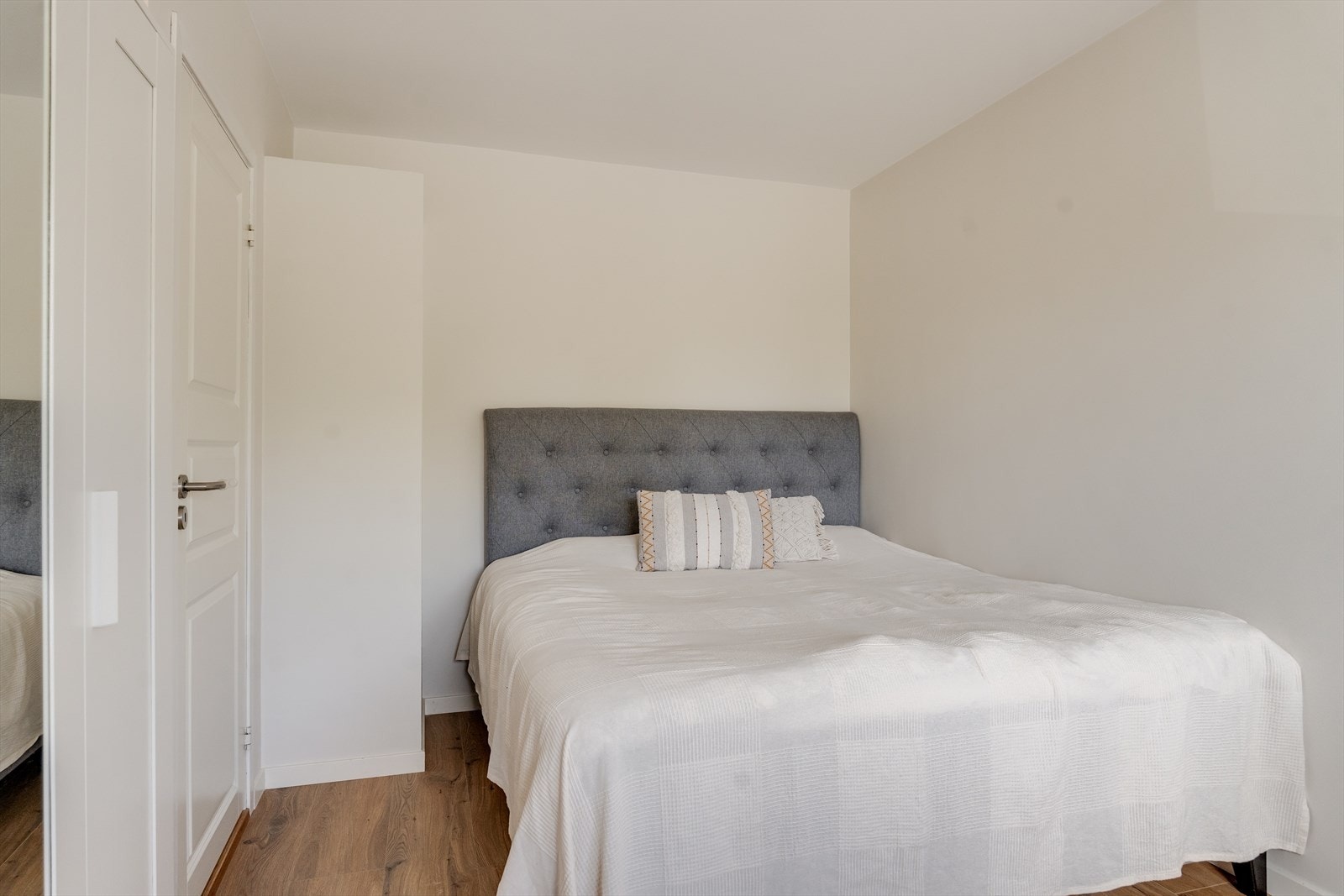 Soverom i lyse farger og av god størrelse. Galleribilde