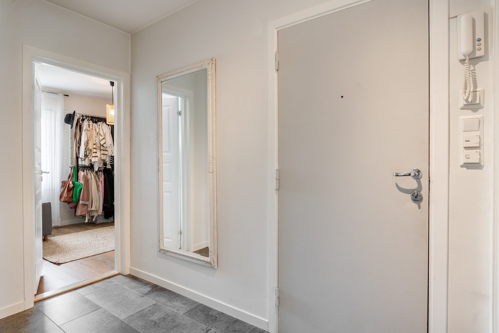 Flislagt entrè/gang. Galleribilde