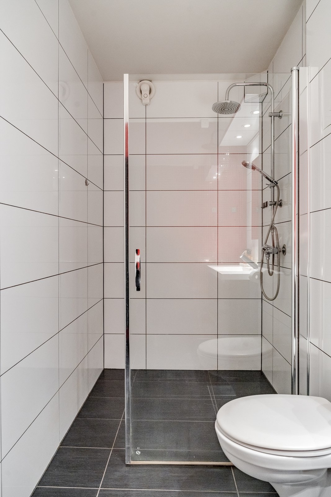 Praktsik dusjhjørne med fossefall-dusj. Galleribilde