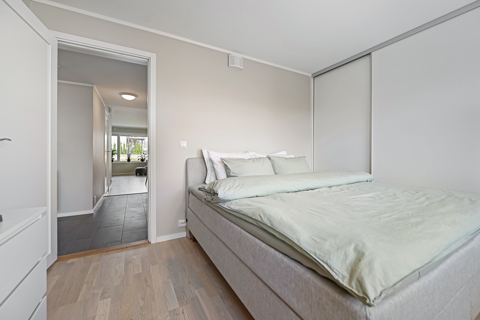 Hovedsoverom med skyvedørsgarderobe Galleribilde