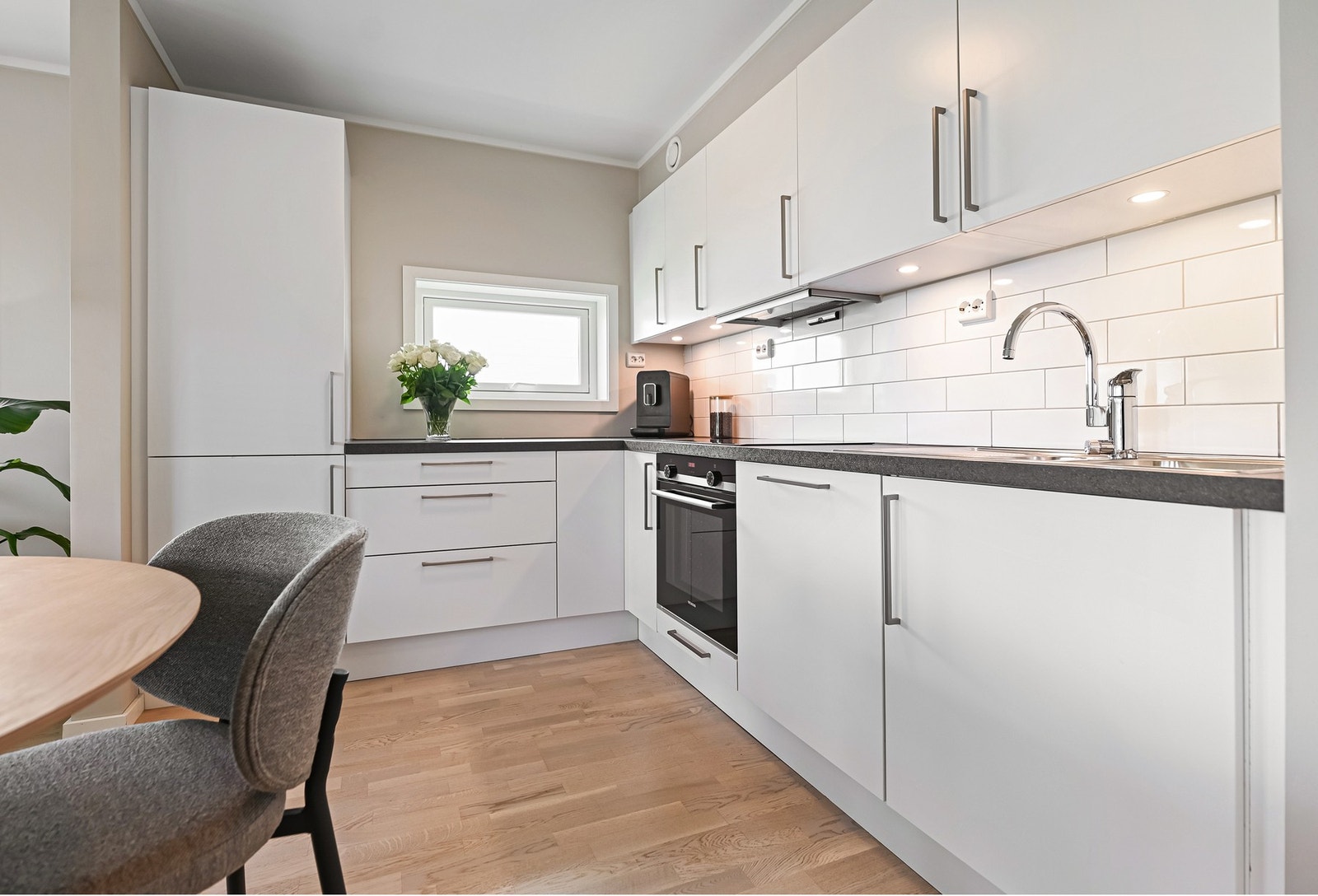 Integrert stekeovn, koketopp, oppvaskmaskin og kjøle/fryseskap Galleribilde