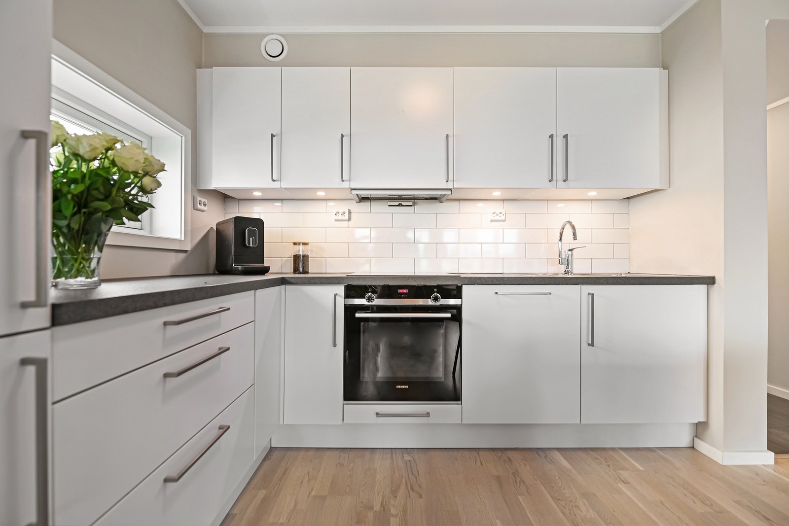 Rikelig med skap- og benkeplass Galleribilde