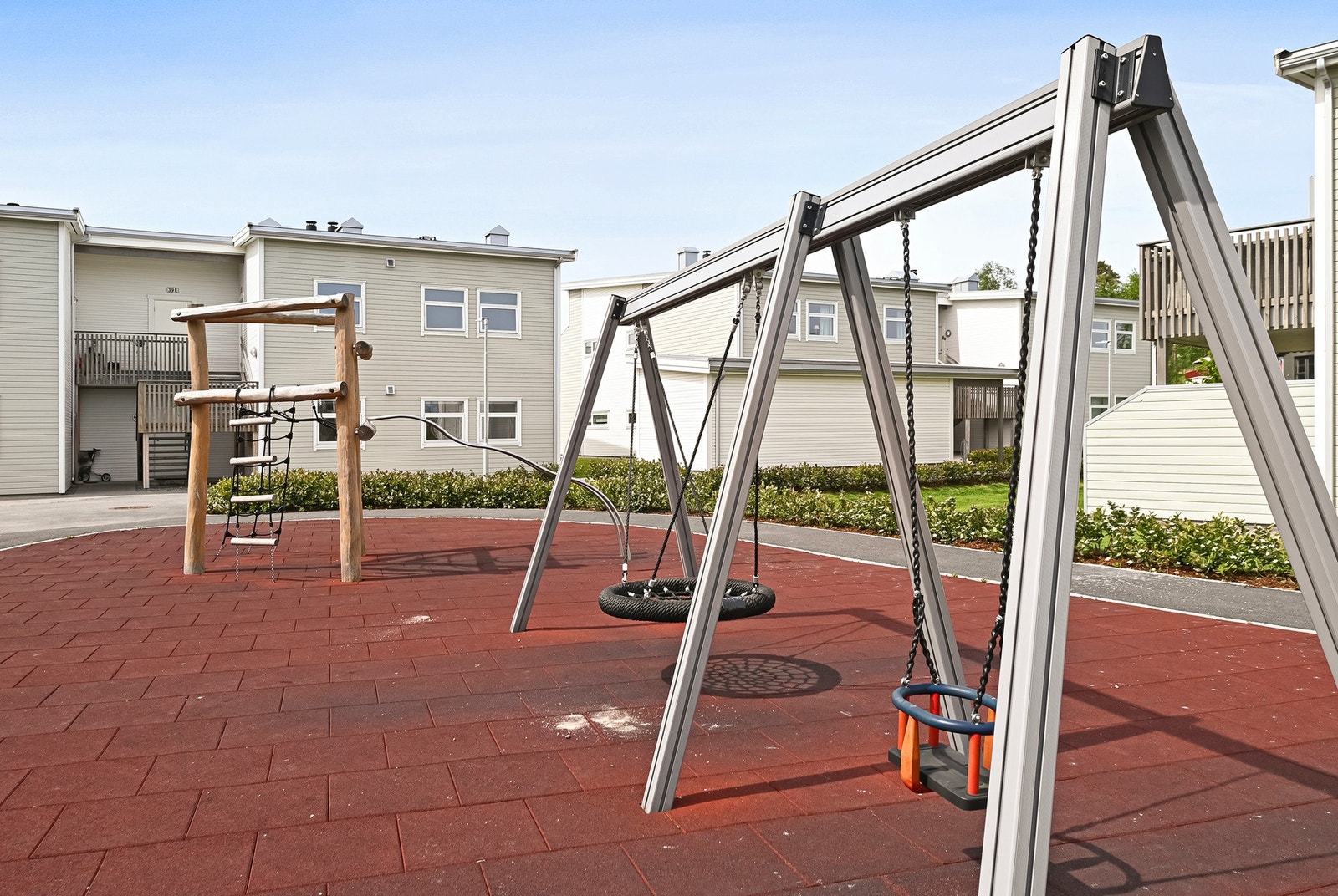 Familievennlig område med lekeplass Galleribilde