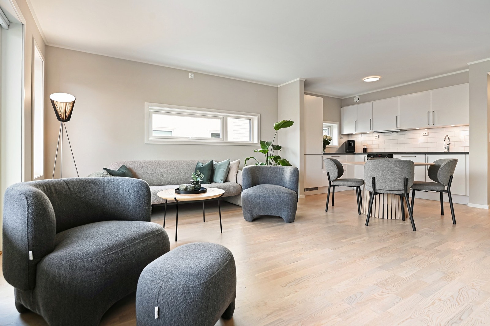 Her er det plass til både sofagruppe og spisestue Galleribilde