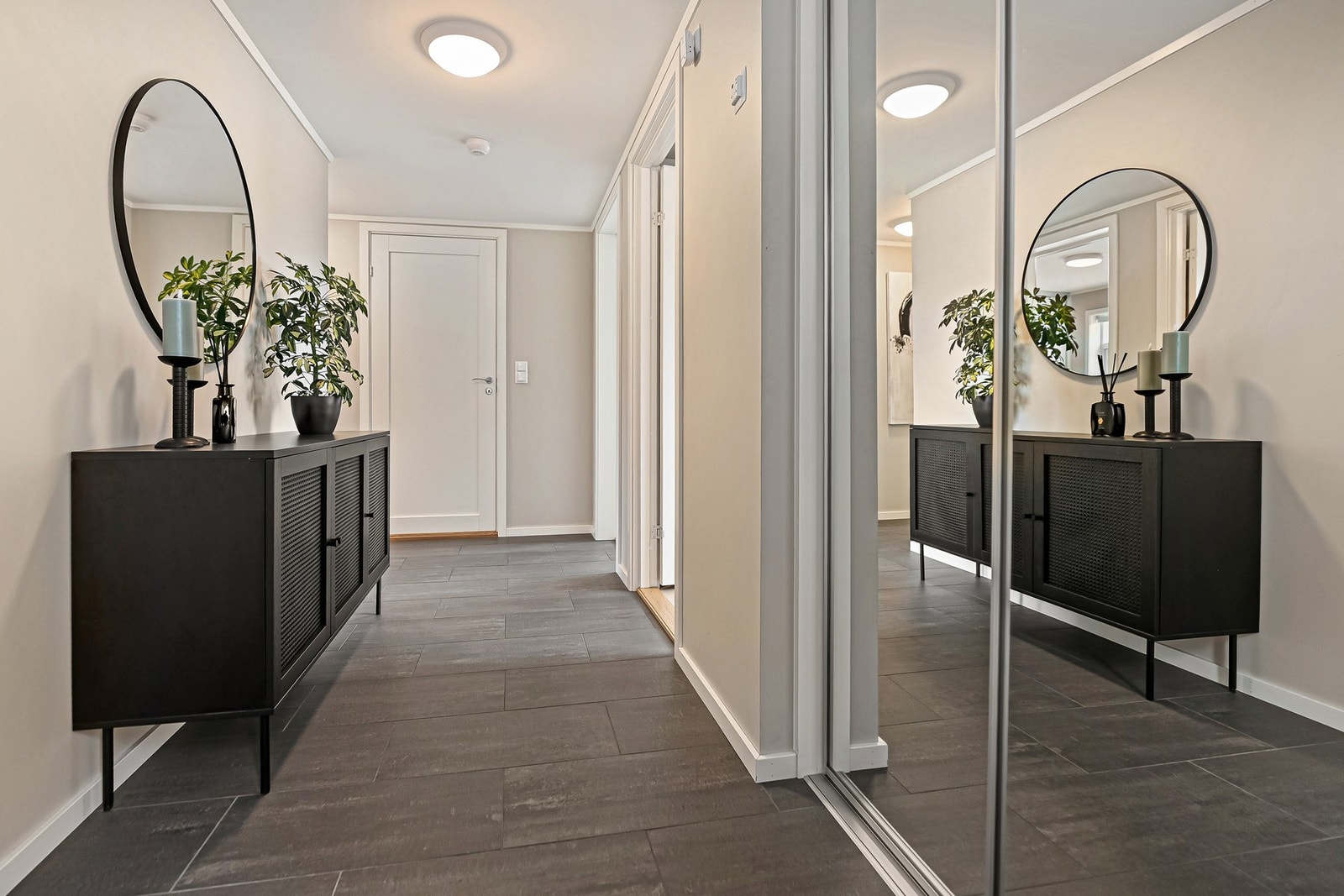 Entré med skyvedørsgarderobe Galleribilde