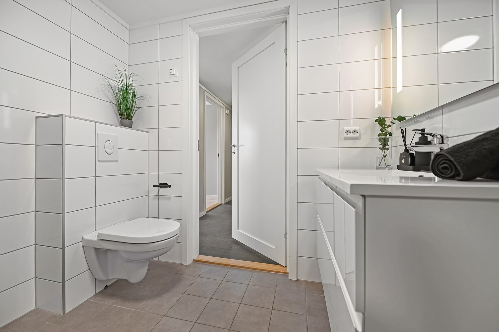 Veggheng toalett og baderomsinnredning med servant Galleribilde