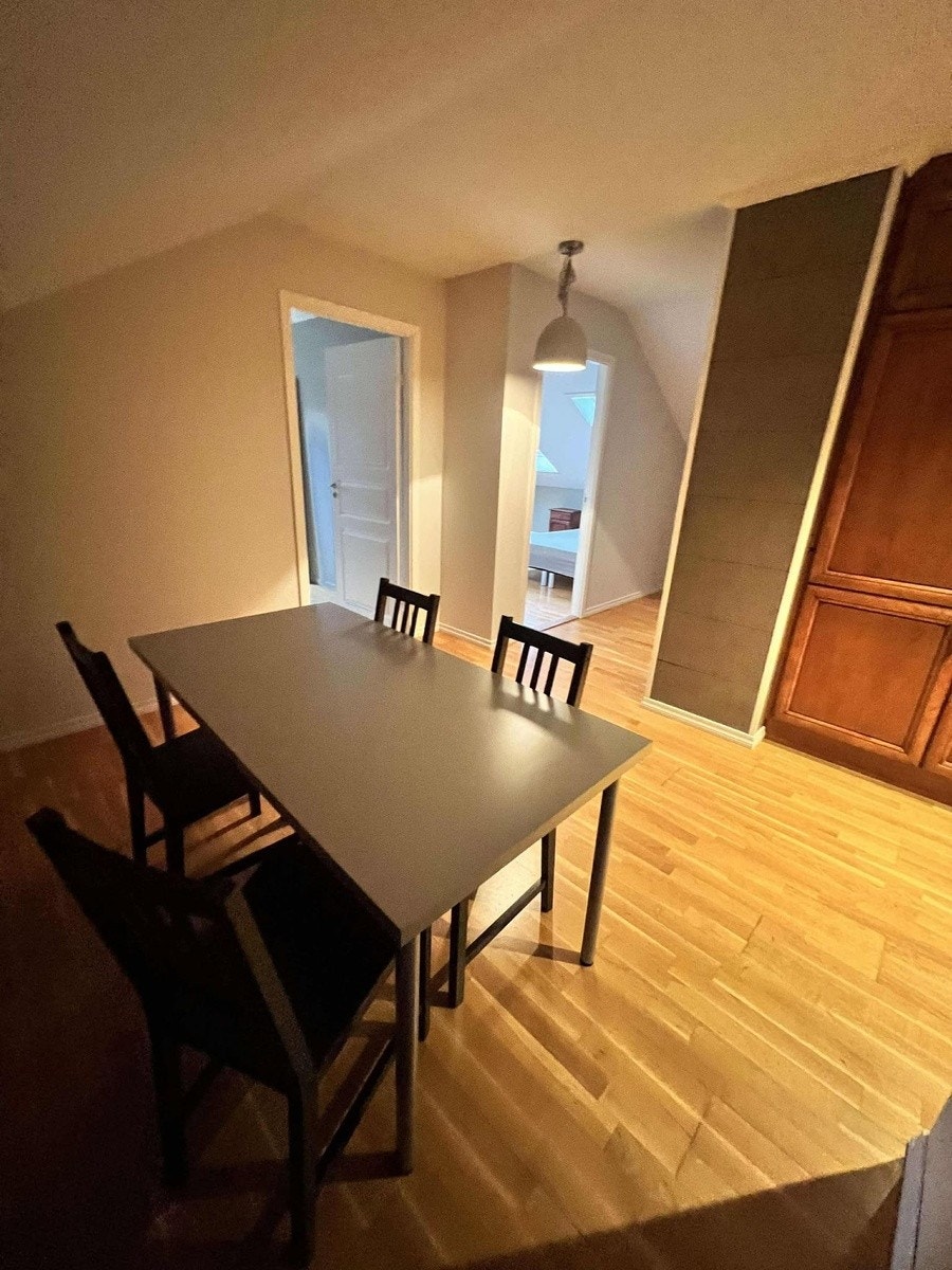 Fellesareal/spisestue med inngangsparti til soverom 3 og 4. Galleribilde