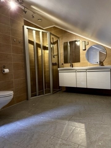 Bad, stor og romslig dusj. Galleribilde