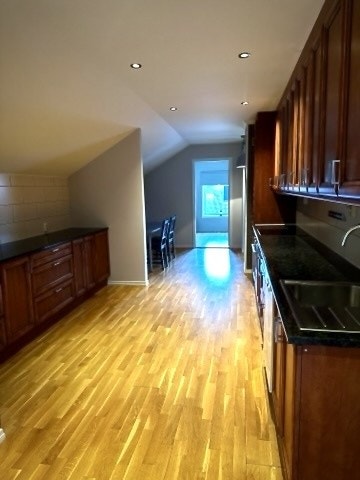 Kjøkken sett fra inngangsparti med åpen dør til soverom nr 3 Galleribilde