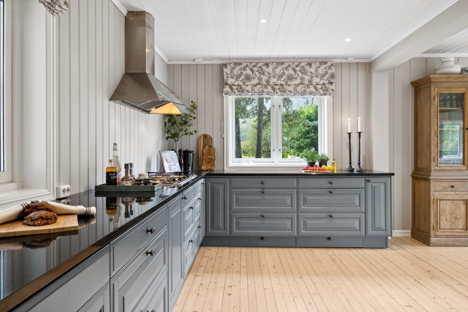 Kjøkkeninnredning fra Drømmekjøkkenet, med mye oppbevaringsplass i skap og skuffer Galleribilde