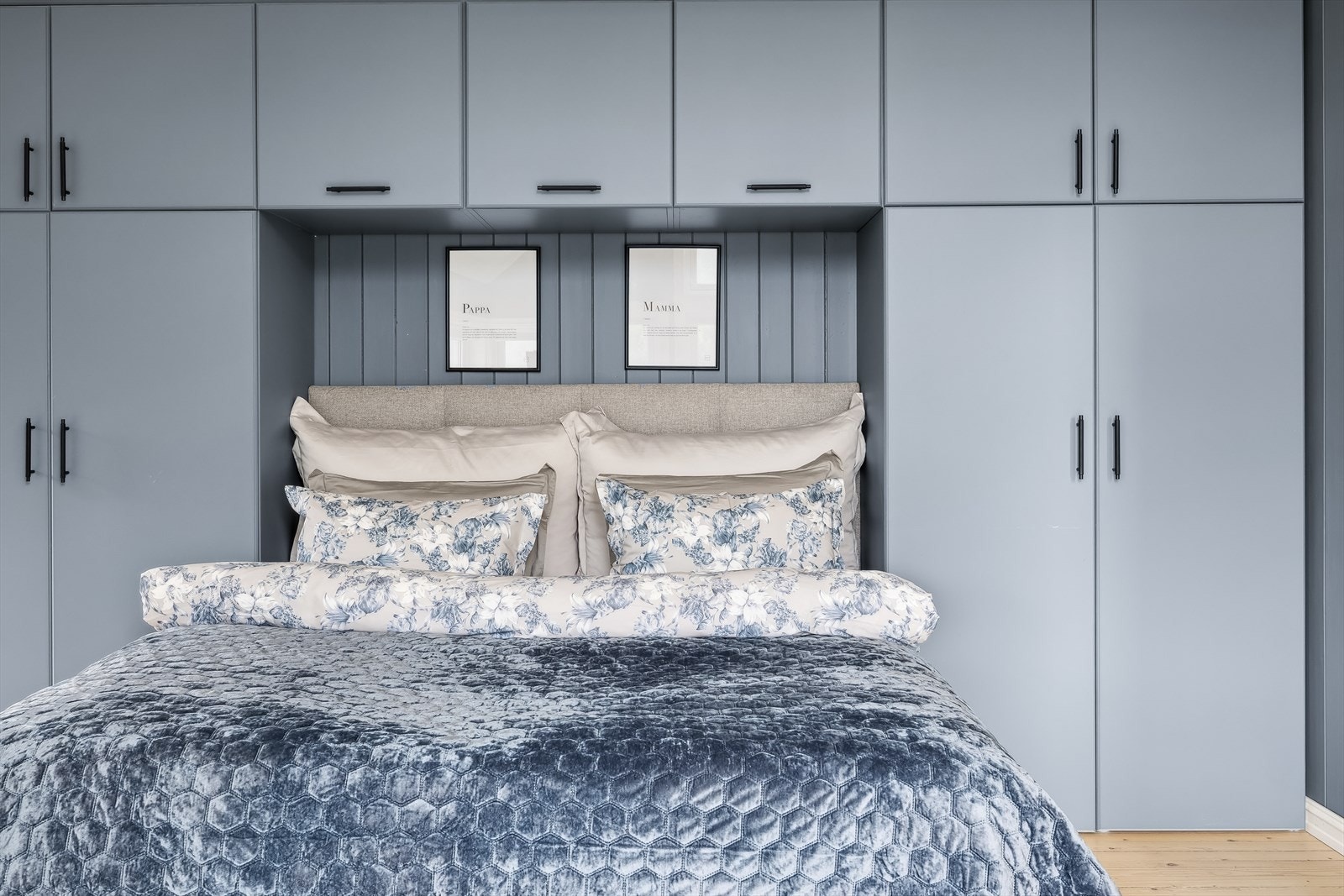 Soverommet har godt med oppbevaringsplass i flott og praktisk garderobeløsning Galleribilde