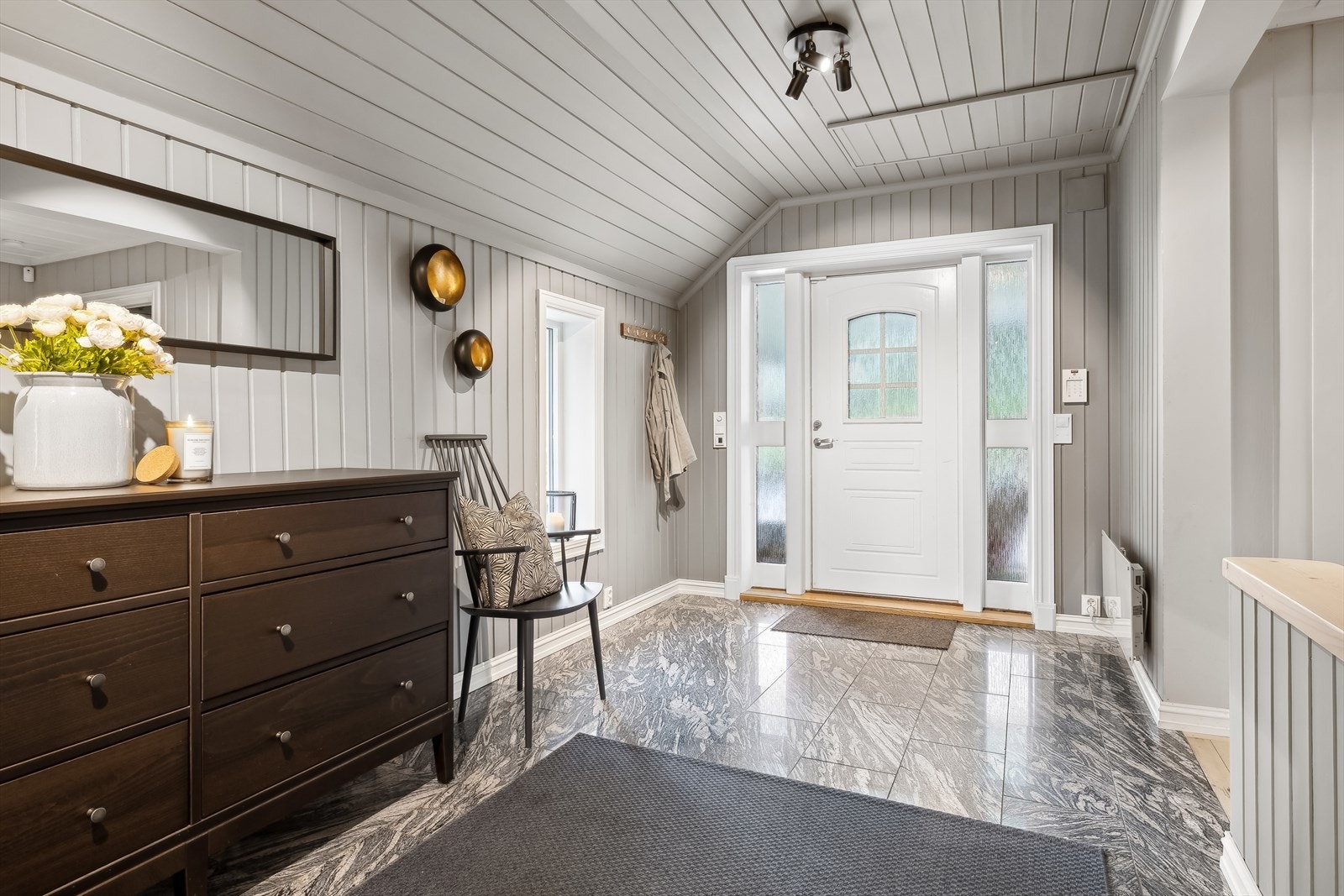 Romslig entré/gang med varmekabler i flislagt gulv Galleribilde