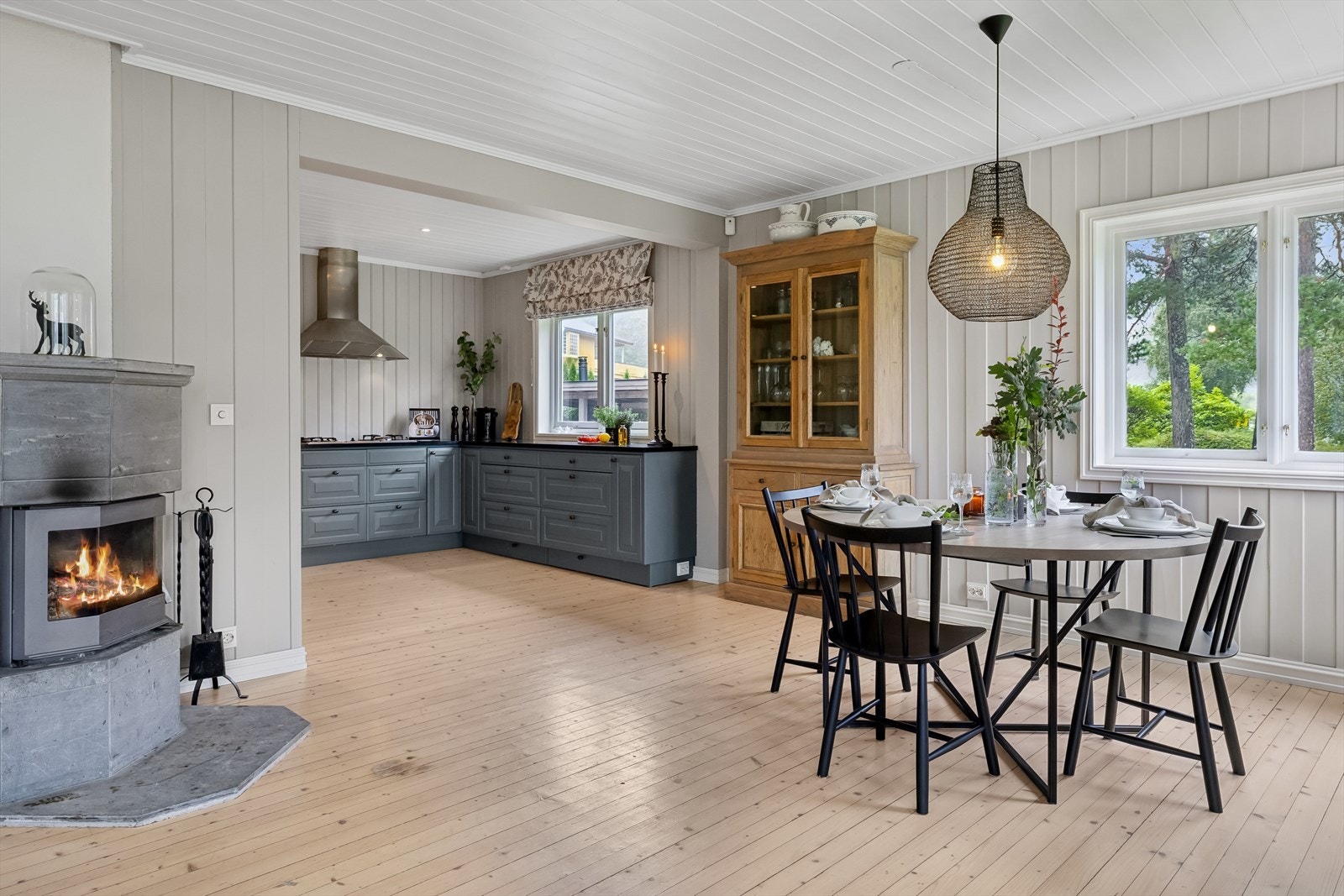 Det er åpen løsning mellom stue og kjøkken Galleribilde