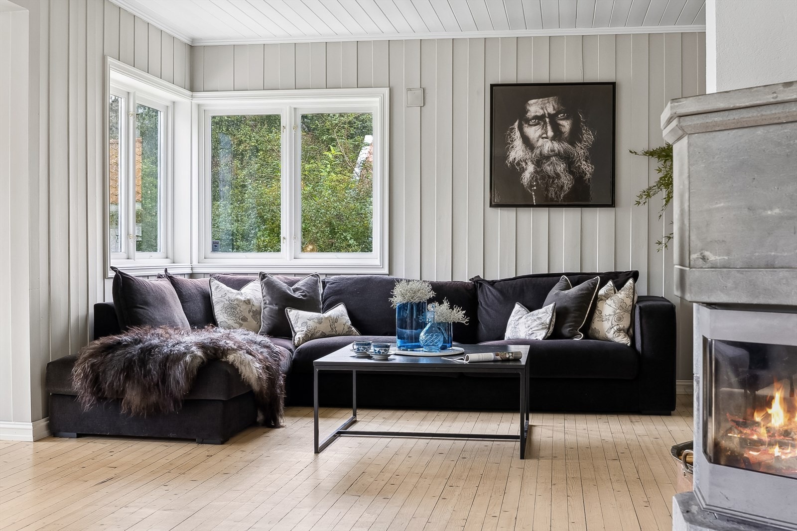 Ildstedet i stuen gir ekstra varme og kos når kulda kommer krypende Galleribilde