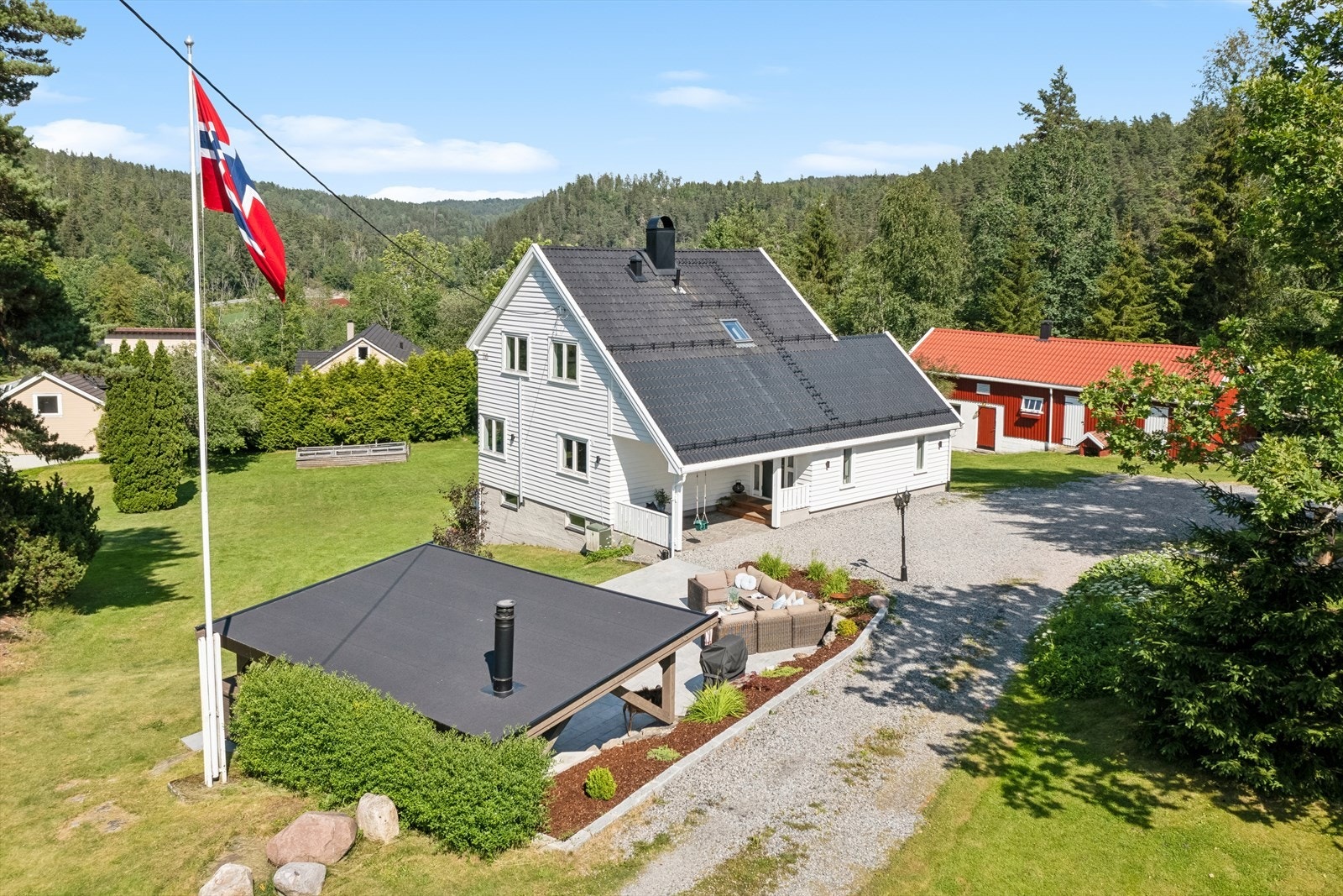 Stor, flott eiendom med landlig og sentral beliggenhet - med nærhet til både Fagerstrand og Drøbak Galleribilde