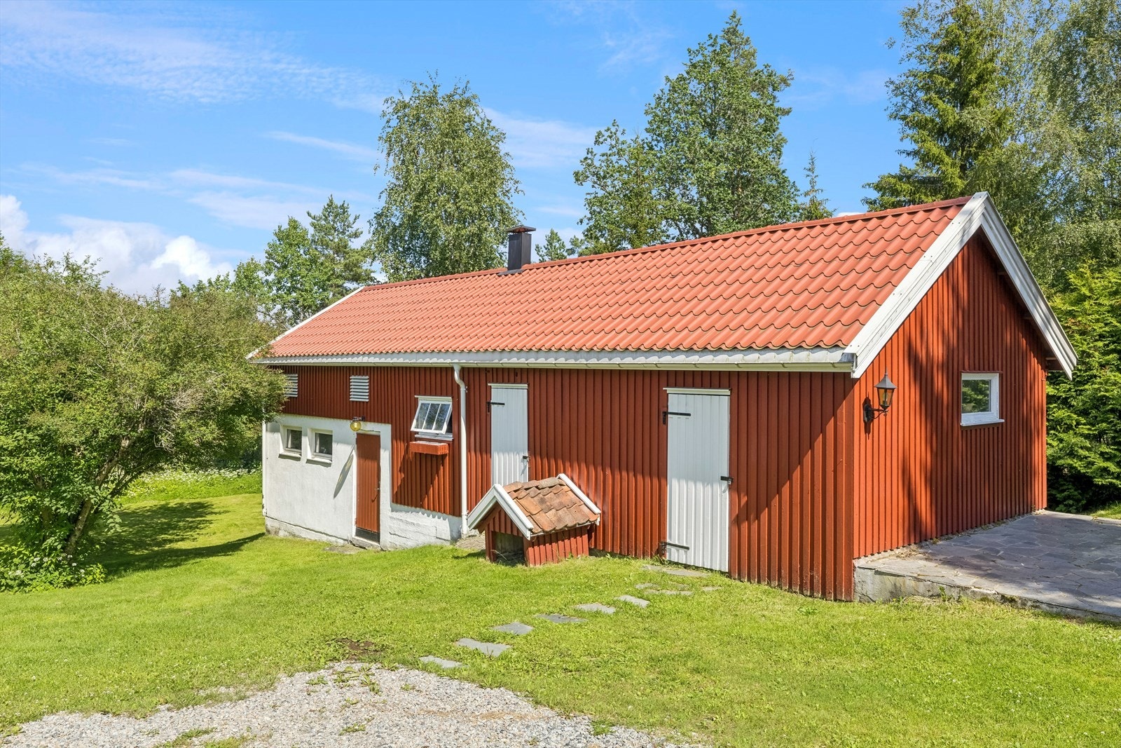 Låve/uthus med trimrom, 4 boder, samt snekkerverksted Galleribilde