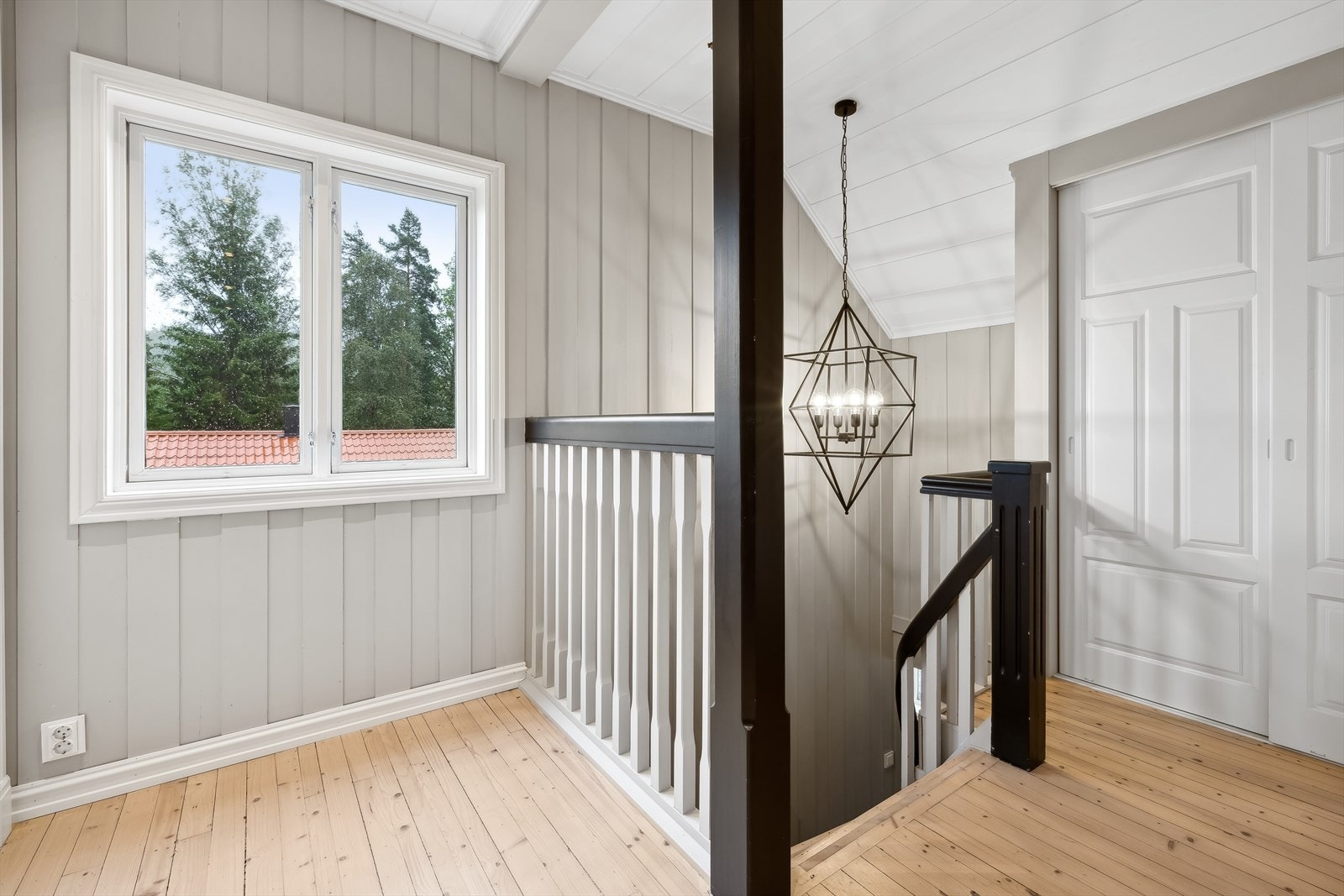 Gang/trappegang i 2. etg. med skyvedørsgarderobe Galleribilde