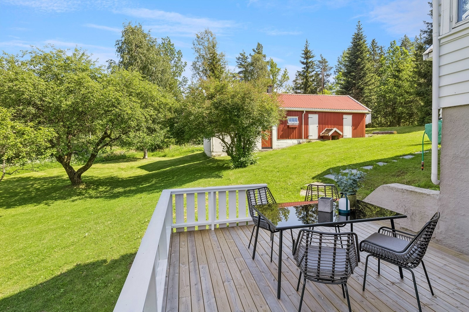 Fra terrassen er det utgang til den frodige hagen Galleribilde