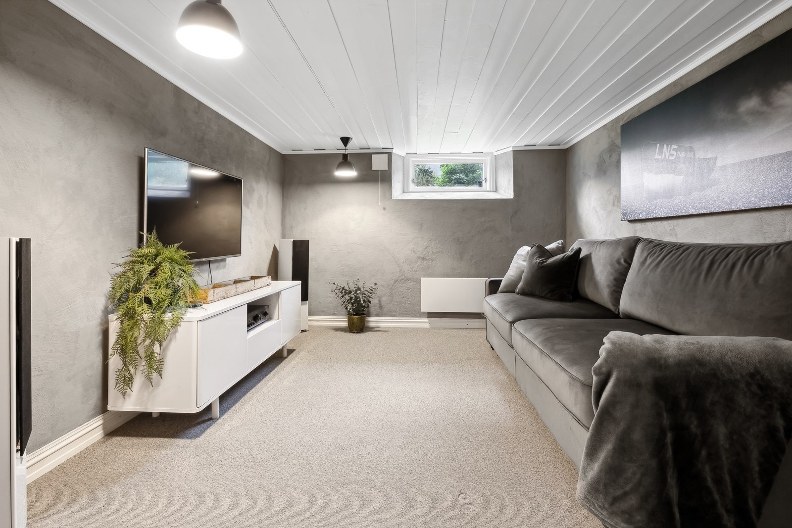 Stue i kjeller - fremstår på byggetegning som "kjellerrom" Galleribilde