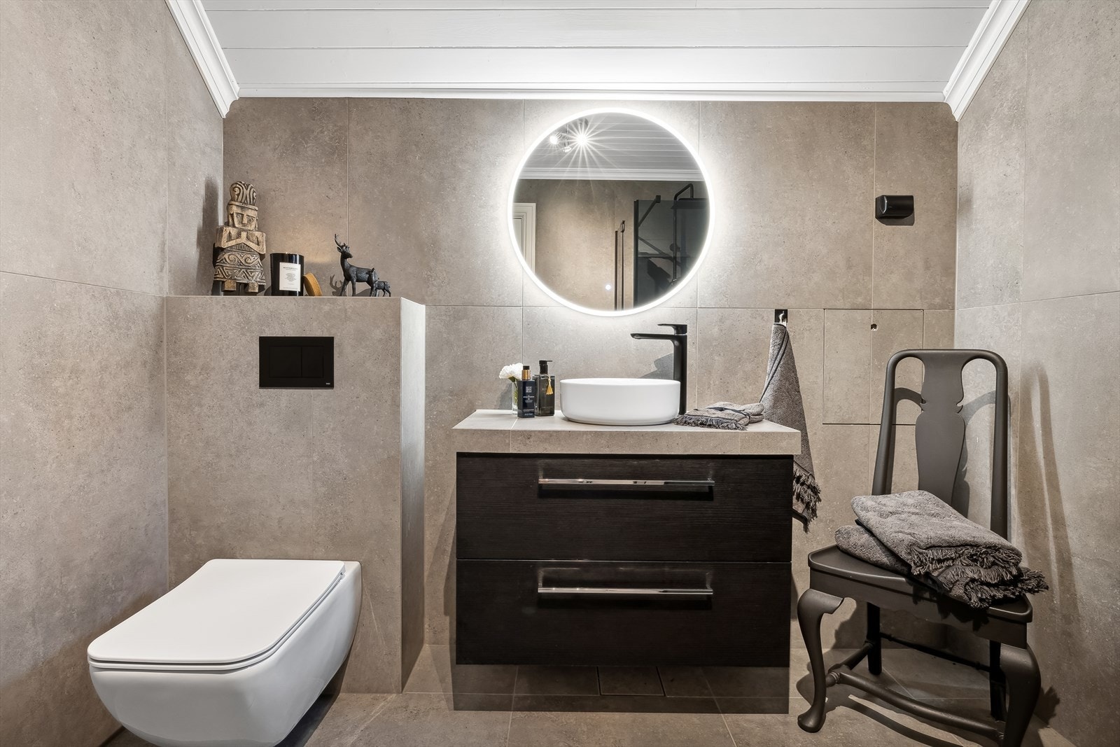 Det er vegghengt wc, og bolleservant med ett-greps blandebatteri på skuffeinnrending, samt speil med lys Galleribilde