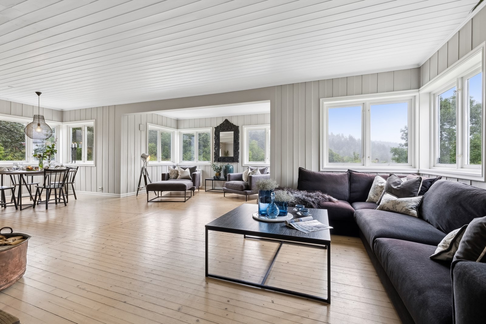 Lys og trivelig stue med flere møbleringsmuligheter Galleribilde