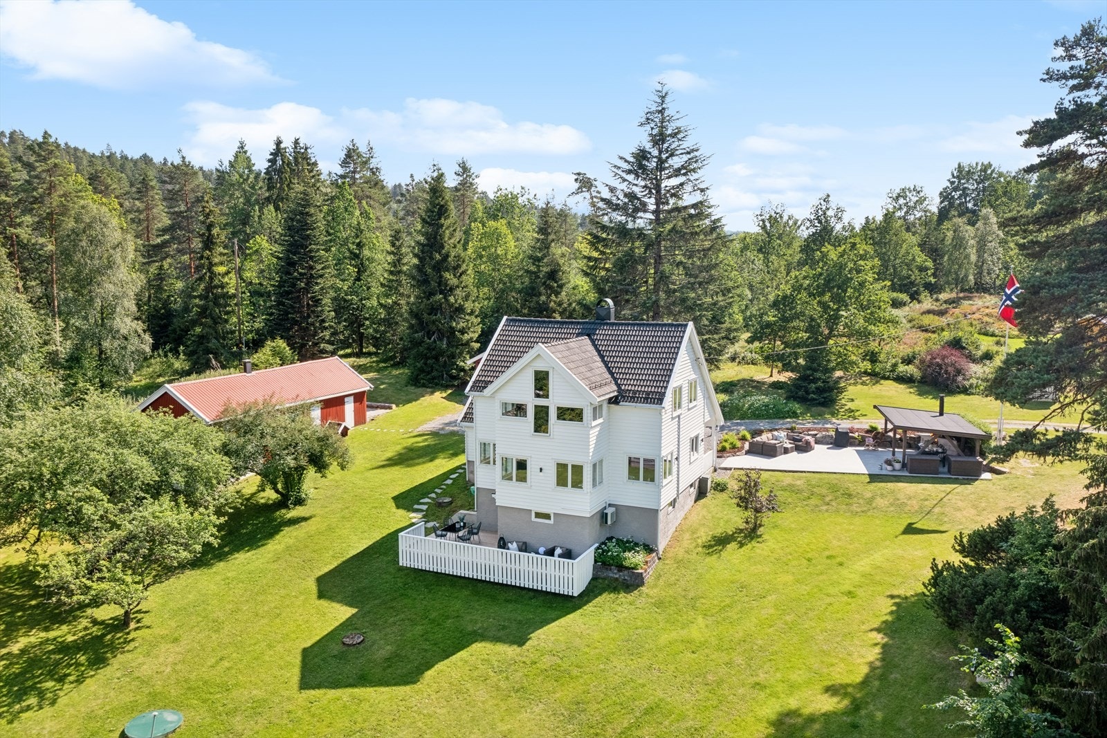 DNB Eiendom v/Joachim Norum Larsen (414 65 594) ønsker velkommen til Fagerstrandveien 110! Galleribilde