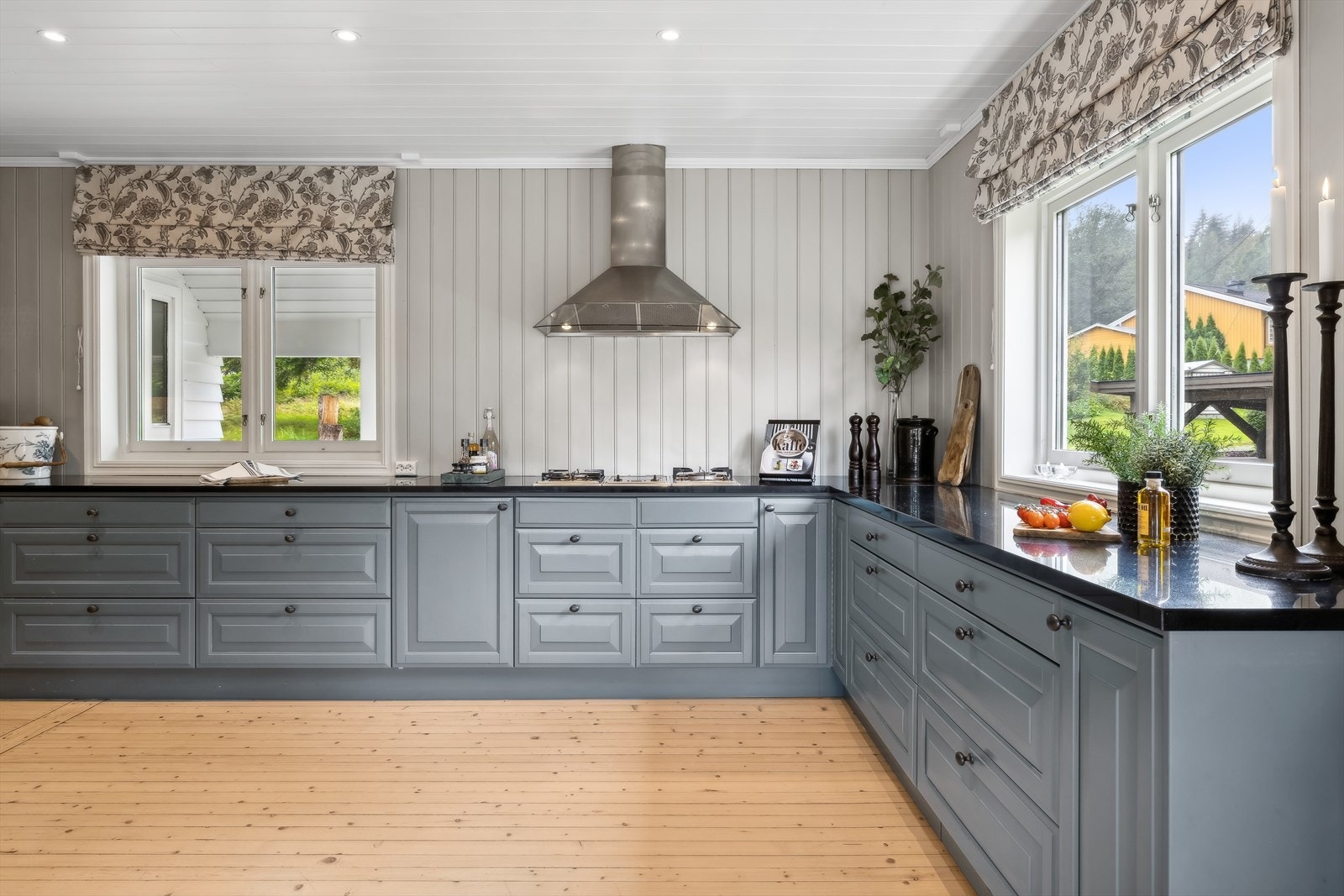 Kjøkkeninnredningen har profilerte fronter - omlakkert på lakkeringsverksted i 2021 Galleribilde