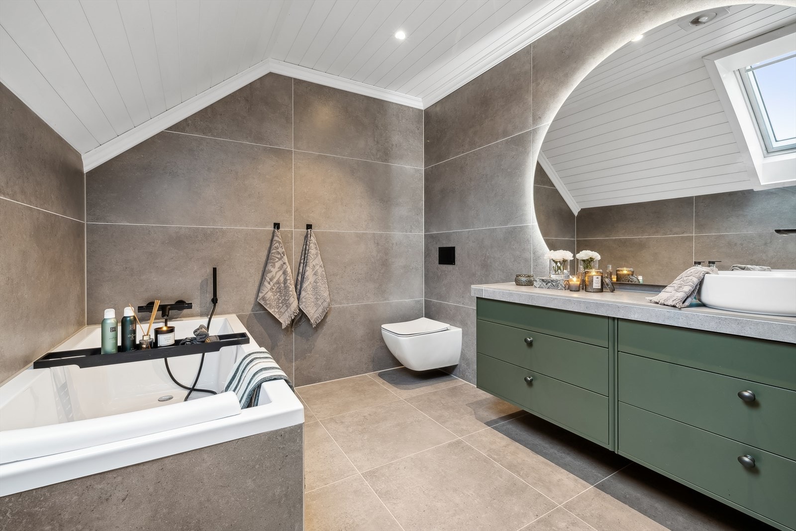 Badet har innebygget badekar med hånddusj Galleribilde