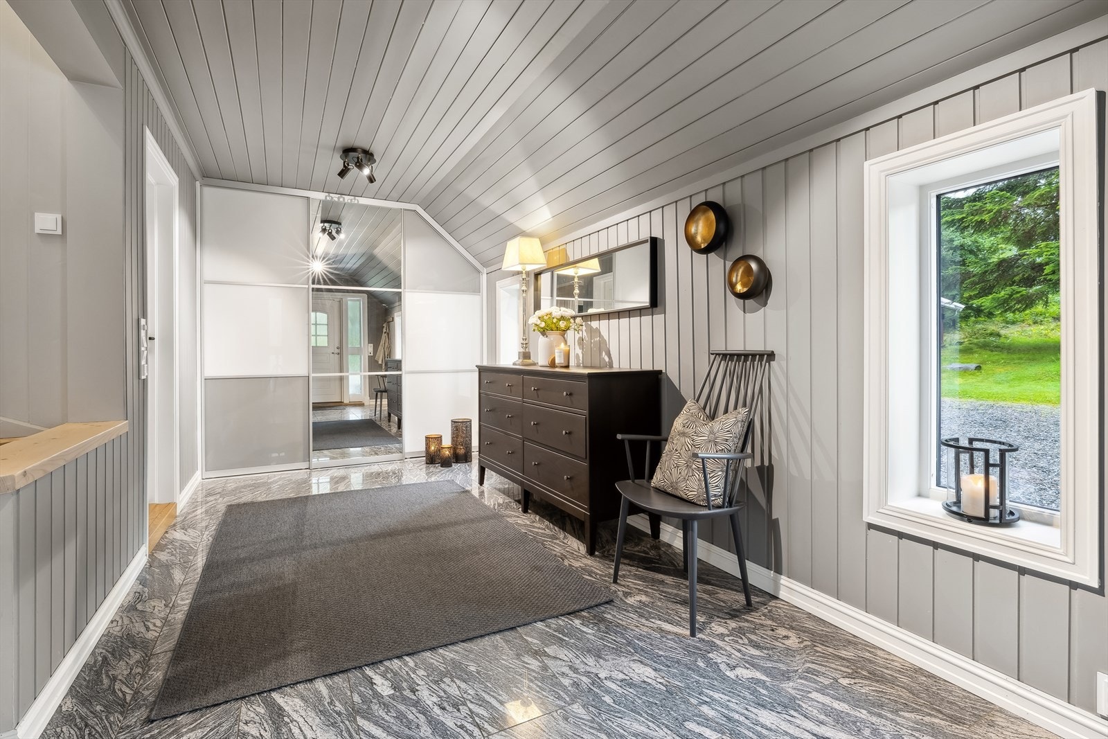 Det er skyvedørsgarderobe og god plass til oppbevaring av yttertøy og sko Galleribilde